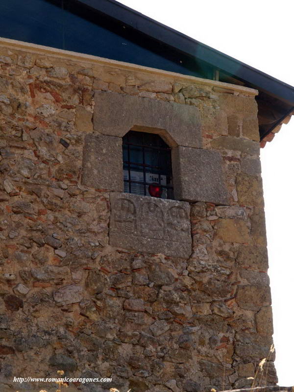 VENTANAL DE LA SACRISTÍA CON PIEDRA LABRADA REUTILIZADA